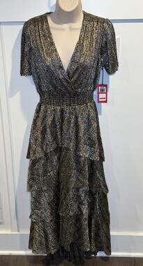NWT Vince Camuto Black/Gold Metallic Ruffle Maxi Dress V-Neck Short Sleeve XS